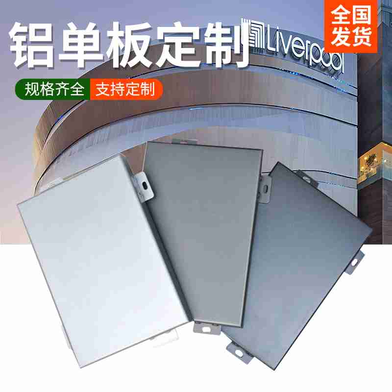 游客在中华巴洛克街头打